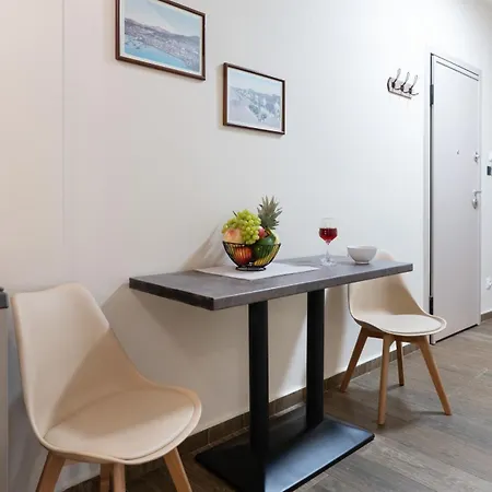 Pinelopi In The Center Apartment